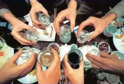 日飲半斤白酒，小伙竟現(xiàn)“女兒身”？揭秘酒精與激素的致命關(guān)聯(lián)